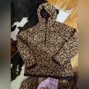 North face winter track set 

Cheetah 

New without tags never worn